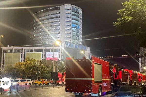 Al menos 16 muertos en incendio en centro comercial – DW – 17/07/2024 At least 16 killed in shopping mall fire – DW – 07/17/2024
