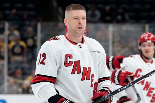 Huracanes ponen campeón de la Copa Stanley en exenciones incondicionales, terminando su contrato Evgeny Kuznetsov observa