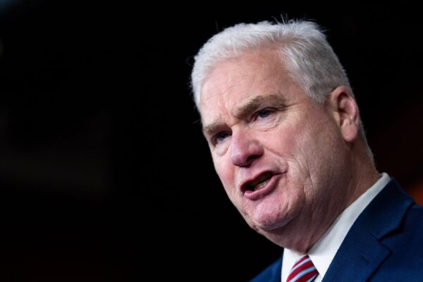 La afirmación de Tom Emmer sobre Trump y la policía enfurece a críticos. Tom Emmer's Claim About Trump And Police Riles Critics