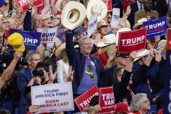 La extraña manera en que los republicanos están marcando el intento de asesinato de Trump en la Convención Nacional Republicana. The Strange Way Republicans Are Marking Trump Assassination Attempt At RNC