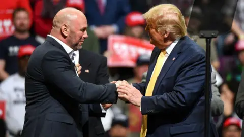 La larga amistad entre el jefe de la UFC Dana White y Donald Trump culmina en la RNC Getty Images Dana White shakes hands with Donald Trump at a campaign rally in 2020