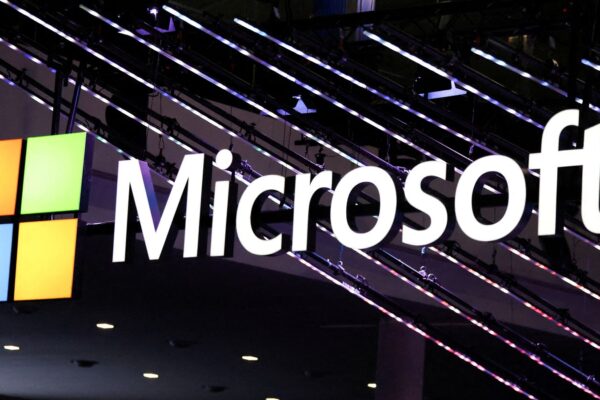 Microsoft golpeado mientras el gasto en IA está en el centro de atención tras el impacto de DeepSeek en el mercado | Noticias de Dinero FILE PHOTO: Microsoft logo is seen at the Mobile World Congress (MWC) in Barcelona, Spain February 27, 2024. REUTERS/Bruna Casas/File Photo