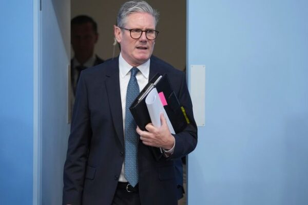 Starmer revela plan para detener crisis de migración ilegal ‘en la fuente’ | Noticias de Política Keir Starmer llega a la primera sesión plenaria de la cumbre de la Comunidad Política Europea en el Palacio de Blenheim.
Imagen: PA
