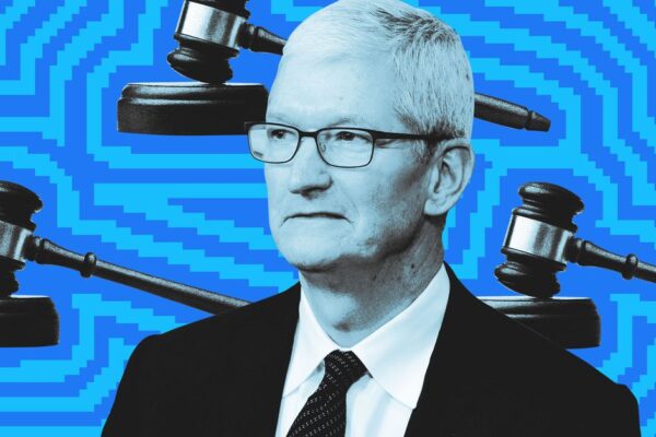 Apple lucha por evitar que la demanda antimonopolio del DOJ llegue a juicio. Photo illustration of Tim Cook in front of gavels.
