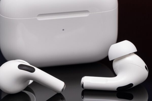 Las 240 mejores ofertas del Black Friday que aún puedes aprovechar hoy. Apple’s second-generation AirPods Pro photographed on a reflective black surface.
