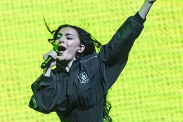 Charli XCX Fans: George Finally Adopts the ‘Apple’ Dance in Spanish! Charli XCX fans, George finally did the 'Apple' dance