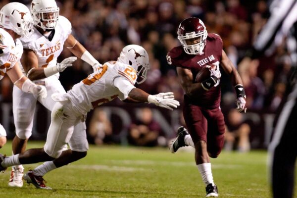 Durante el impasse entre Texas y Texas A&M, las peleas y el trash talking se desataron en línea. During Texas–Texas A&M impasse, the trash talking and meltdowns lived online