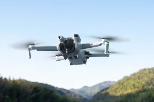 El DJI Mini 3 tiene un descuento de $100, alcanzando su precio más bajo histórico por Black Friday. The Mini 3 won’t cost a fortune to replace if you break it.