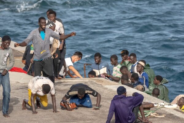 España regularizará a miles de migrantes en los próximos 3 años. España legalizará a miles de migrantes en los próximos 3 años