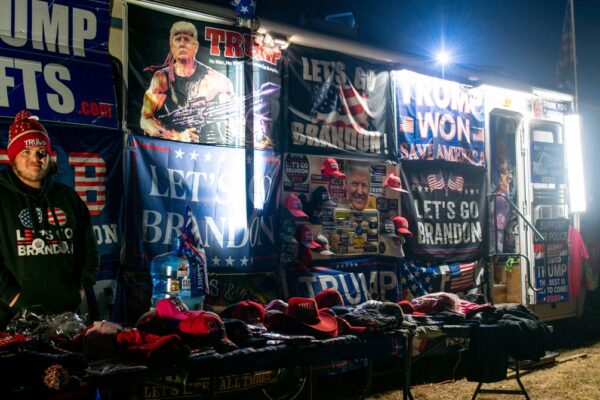Las Mejores Ofertas de Black Friday para MAGA, Conspiracionistas y Extremistas The Best Black Friday Deals for MAGA, Conspiracists, and Extremists