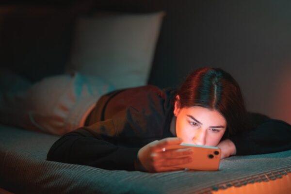 Nuevas pautas de visualización de videos para adolescentes: Lo que debes saber. New teen video-viewing guidelines: What you should know
