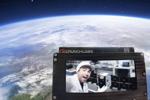 Puedes tomarte una selfie con la Tierra usando el satélite de este YouTuber. Mark Rober earth selfie