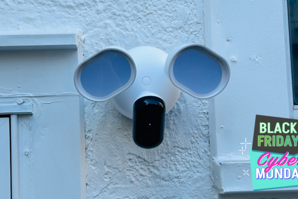 Reseña: La cámara de inundación Arlo cuida de mi jardín y está bajo $100 para Black Friday Review: The Arlo Floodlight Camera Has My Backyard Covered, and It's Under $100 for Black Friday