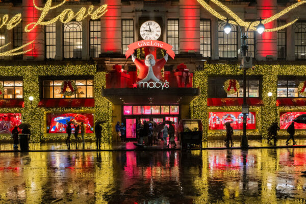 Tu guía de las vitrinas navideñas de Nueva York Your Guide to New York City’s Holiday Windows
