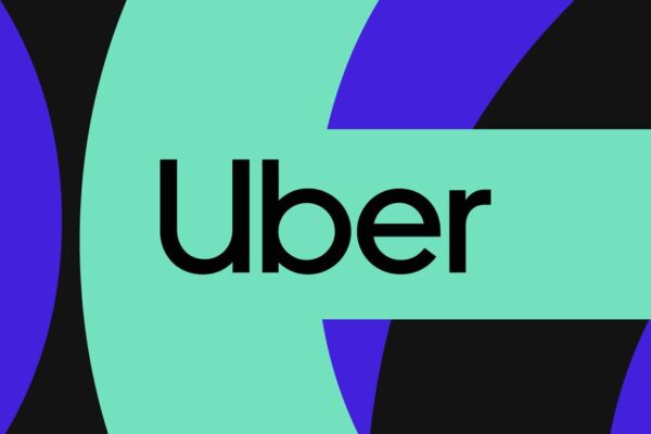 UberXXL te permitirá tomar un viaje aún más grande al aeropuerto. Uber company name written on a multicolored background.