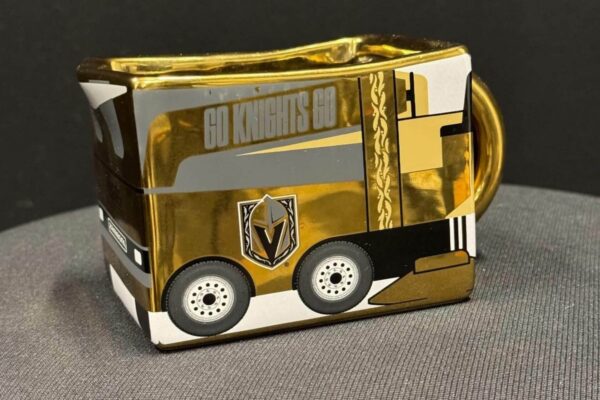 ¿Dedos de pollo o salsa? Los Zambonis llenos de comida son coleccionables populares en Las Vegas. Chicken fingers or gravy? Food-filled Zambonis are popular collectibles in Las Vegas
