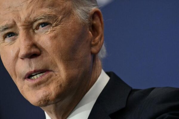 Biden otorga casi 1,500 conmutaciones y 39 indultos en un acto récord de clemencia Biden grants nearly 1,500 commutations, 39 pardons in record act of clemency