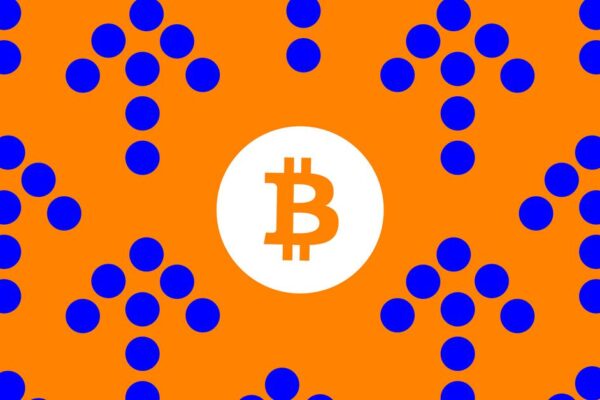 Bitcoin acaba de alcanzar los $100,000 – The Verge The orange Bitcoin logo appears on a background of blue arrows pointing up.
