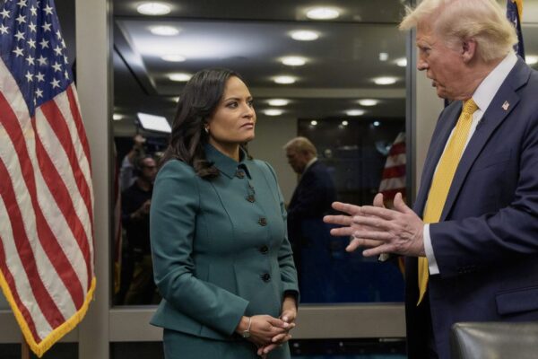 Donald Trump habla sobre la prohibición de TikTok. A picture of Donald Trump talking with Kristen Welker.
