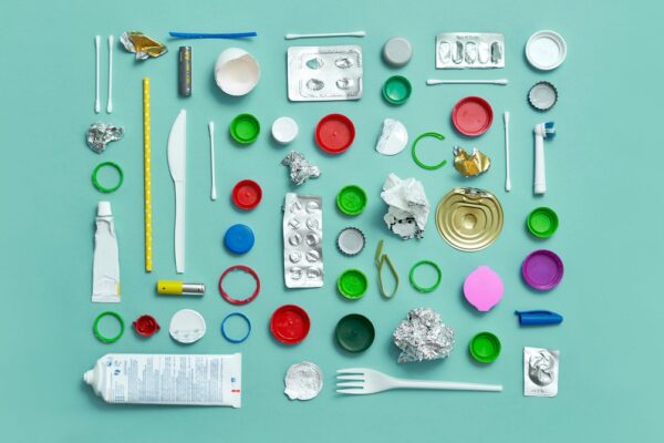 Estos 3 Obstáculos Impiden un Tratado Global sobre Plásticos These 3 Things Are Standing in the Way of a Global Plastics Treaty