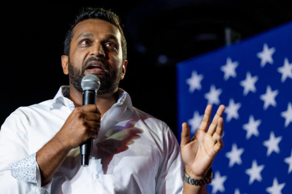 Trump elige al leal Kash Patel como director del FBI. Trump picks loyalist Kash Patel as director of the FBI