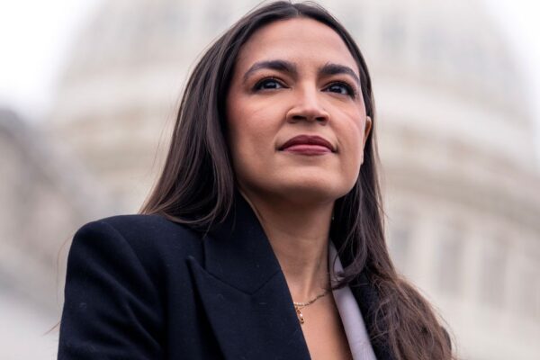 AOC Dice que los Demócratas Podrían Haber Utilizado la ‘Energía’ de la Salida de Biden Antes. AOC Says Democrats Could Have Used Biden's Exit 'Energy' Sooner