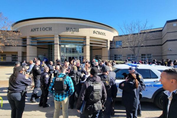Al menos 2 estudiantes son baleados por otro estudiante en la Escuela Secundaria Antioch en Tennessee. At least 2 students shot by another student at Antioch High School in Tennessee