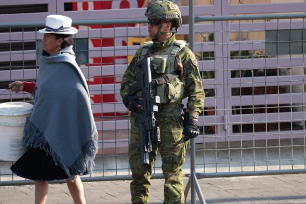 Asesinan al alcalde de una ciudad del sur de Ecuador en un ataque armado que también dejó a su hijo herido. Asesinan a alcalde de ciudad del sur de Ecuador en ataque armado que también dejó herido a su hijo