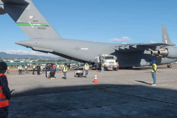 Aviones militares de EE.UU. transportan migrantes y aterrizan en Guatemala. U.S. Military Planes Carrying Migrants Land in Guatemala