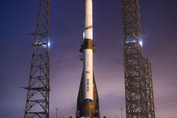 Blue Origin lanza con éxito su rival de SpaceX New Glenn on the launchpad.