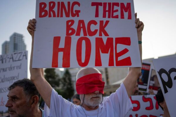 Cese al fuego en Gaza: ¿Qué dice el borrador del acuerdo y cuántos rehenes serían liberados? | Noticias del Mundo FILE - Residents of Kibbutz Kfar Azza wear blindfolds during a demonstration in solidarity with friends and relatives being held hostage in the Gaza Strip, in Tel Aviv, Israel, on Nov. 2, 2023. (AP Photo/Oded Balilty, File)