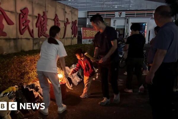 China ejecuta a dos hombres por ataques mortales en la misma semana. China executes two men over deadly attacks in same week