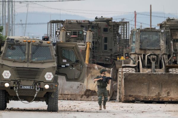 ‘Cientos atrapados’ en un hospital de Cisjordania mientras las tropas israelíes desactivan bombas en Jenin | Noticias Mundiales Israeli army vehicles in the West Bank city of Jenin on 22 January. Pic: AP