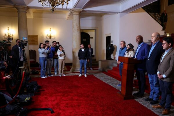 Colombia retrocede y acepta recibir inmigrantes tras advertencia de aranceles de EE. UU. Colombia da marcha atrás y recibirá a inmigrantes, luego de amenaza de aranceles de EEUU