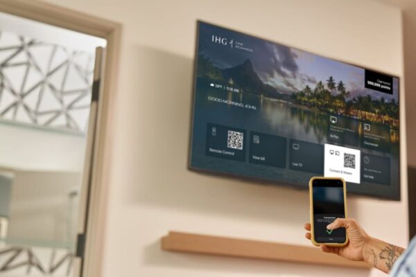 Cómo transmitir tu iPhone o Android a un televisor de hotel How to Cast Your iPhone or Android to a Hotel TV