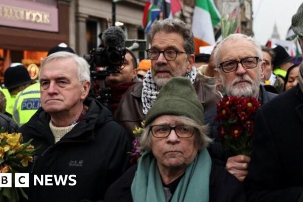 Corbyn y McDonnell enfrentan entrevista policial tras la manifestación pro-palestina Corbyn and McDonnell face police interview after pro-Palestinian rally