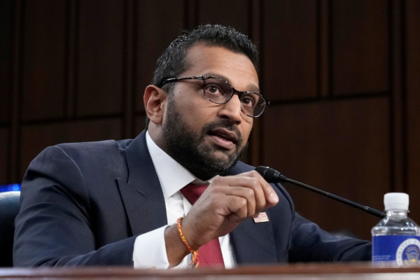 Demócrata de California critica a Kash Patel por sus vínculos con un grupo de derechos de armas California Democrat hits Kash Patel for ties to gun rights group