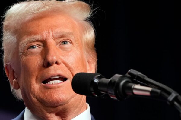 Donald Trump Explica Por Qué Quiere Una ‘Guerra de Ofertas’ por TikTok Donald Trump Explains Why He Wants A 'Bidding War' For TikTok