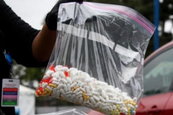EE.UU. experimenta la mayor disminución de muertes por sobredosis de drogas en un período de un año. U.S. sees largest decline ever in drug overdose deaths over a year-long period