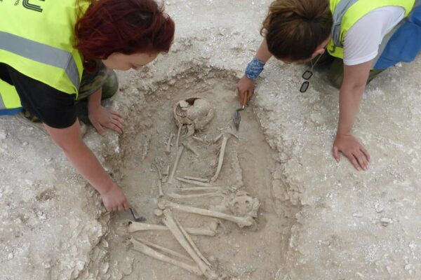El ADN antiguo de tumbas revela un descubrimiento sorprendente sobre las mujeres de la Edad de Hierro en el Reino Unido, afirman los científicos. Ancient DNA from graves reveals "jaw-dropping" discovery about Iron Age women in U.K., scientists say