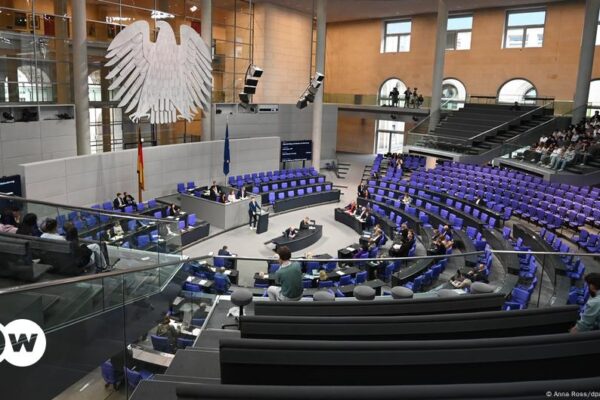 El Bundestag debate políticas migratorias más estrictas – DW – 29/01/2025 Bundestag debates stricter migration policies – DW – 01/29/2025