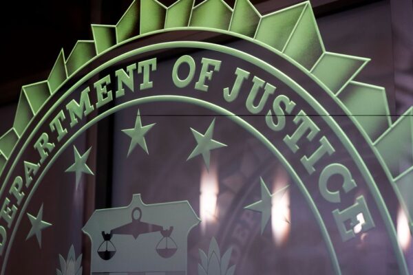 El DOJ despide a funcionarios que trabajaron en las acusaciones contra Trump en el último acto de represalia. DOJ Fires Officials Who Worked On Trump Prosecutions In Latest Act Of Retribution