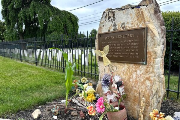 El Ejército se niega a cumplir la ley para devolver los restos de los niños nativos. The Army Refuses To Follow Law To Return Native Boys' Remains