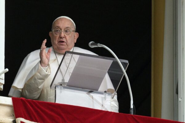 El Papa Francisco reza por Trump para que tenga “sabiduría y fuerza” El papa Francisco ofrece sus oraciones a Trump para que tenga "sabiduría y fuerza"