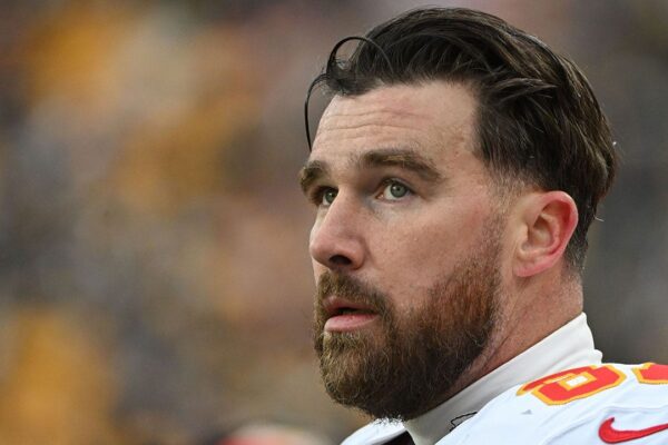 El mensaje emotivo de Travis Kelce, de los Chiefs, a los aficionados en medio de rumores sobre su retiro. Chiefs' Travis Kelce sends emotional playoff message to fans amid retirement talk