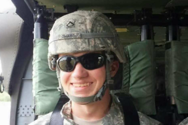El padre de la víctima del accidente en D.C. dice que el jefe de tripulación del Black Hawk “confió su vida a los pilotos” Father of D.C. crash victim says Black Hawk crew chief "trusted pilots with his life"
