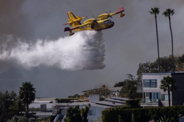 El piloto de dron que derribó un avión de bomberos en Los Ángeles se declara culpable para evitar la cárcel. The drone pilot who took out an LA firefighting plane pleads guilty to escape jail
