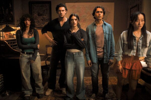 El tiempo se agota en el nuevo tráiler de Until Dawn. Three women and two men standing together in a living room with concerned looks on their faces.