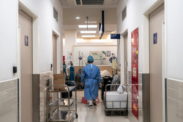 En China, desacuerdo poco común sobre un programa para reducir los costos de medicamentos. In China, Rare Dissent Over a Program to Save on Drug Costs