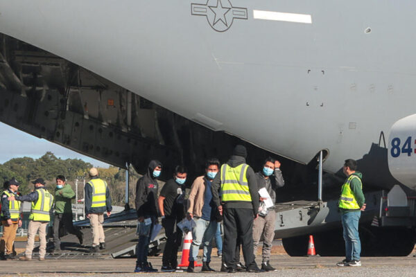 En imágenes: Llegan a América Latina los primeros vuelos de deportación de la presidencia de Trump. In pictures: First deportation flights of Trump's presidency arrive in Latin America